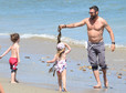 Brian Austin Green i Megan Fox z dziećmi nad morzem