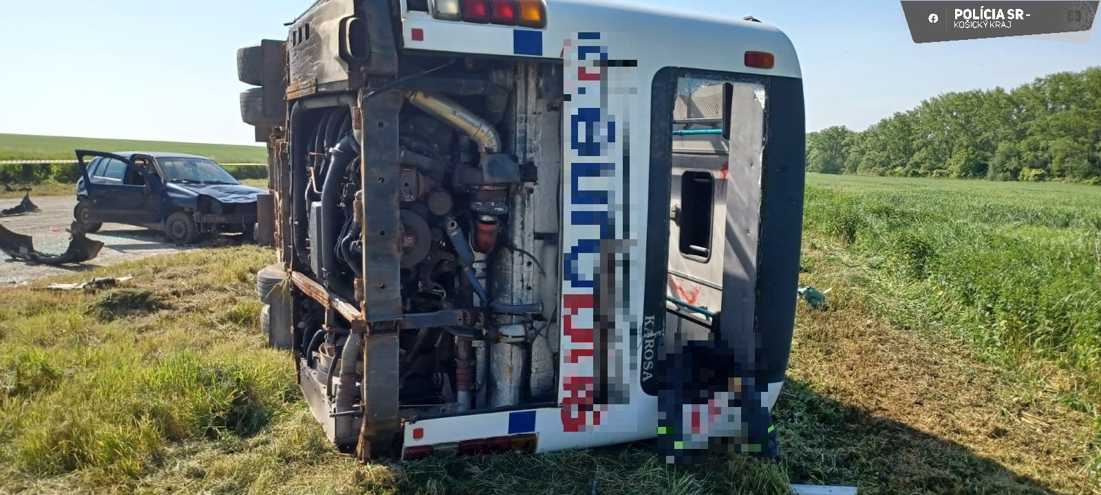 Pred obcou Zemplínska Teplica došlo k zrážke medzi autobusom medzimestskej dopravy a osobným motorovým vozidlom.