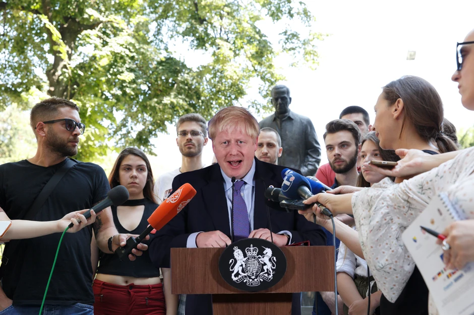 Sudeći prema ovim montažama, horski nastup najviše odgovara političaru Džonsonovog karaktera 