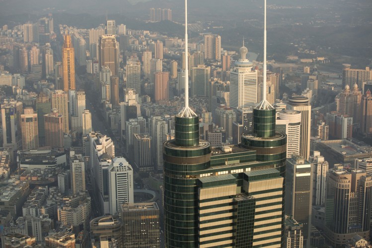 Jeśli zainteresowała Cię ta galeria<a href=' http://forsal.pl/galerie/778748,zdjecie,1,chiny-oto-najciekawsze-fakty-o-najwiekszym-programie-inwestycyjnym-w-historii.html' target='_blank' style='color: blue'> zobacz również, co konkretnie budują Chiny, realizując największy program inwestycyjnym w historii</a>. Na zdjęciu Shenzhen w Chinach.