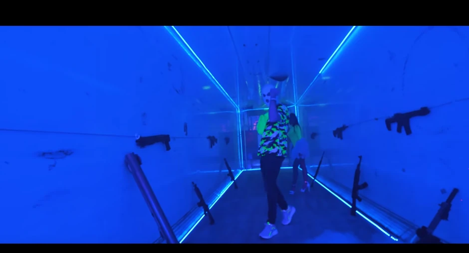 Scena iz spota za pesmu "Uh", repera Devita