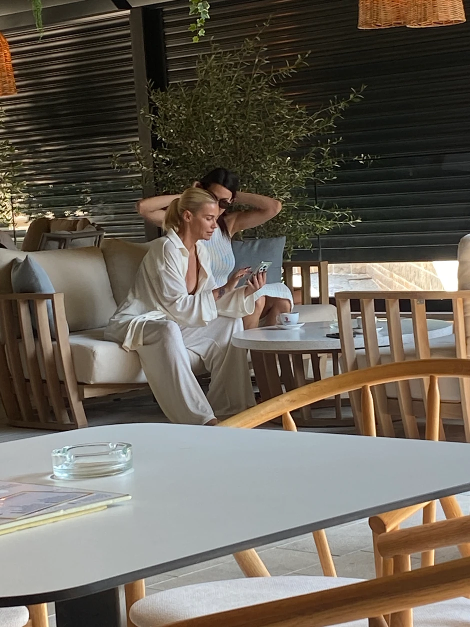 Nataša Bekvalac sa sestrom