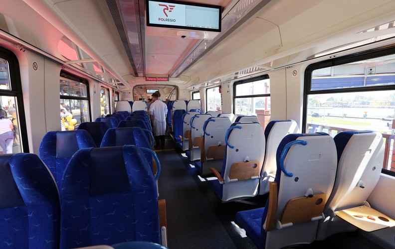Zamówione przez woj. zachodniopomorskie pociągi to niskopodłogowe pojazdy wyposażone m.in. w klimatyzację i nowoczesny system informacji pasażerskiej. <br><br> (zuz) PAP/Marcin Bielecki