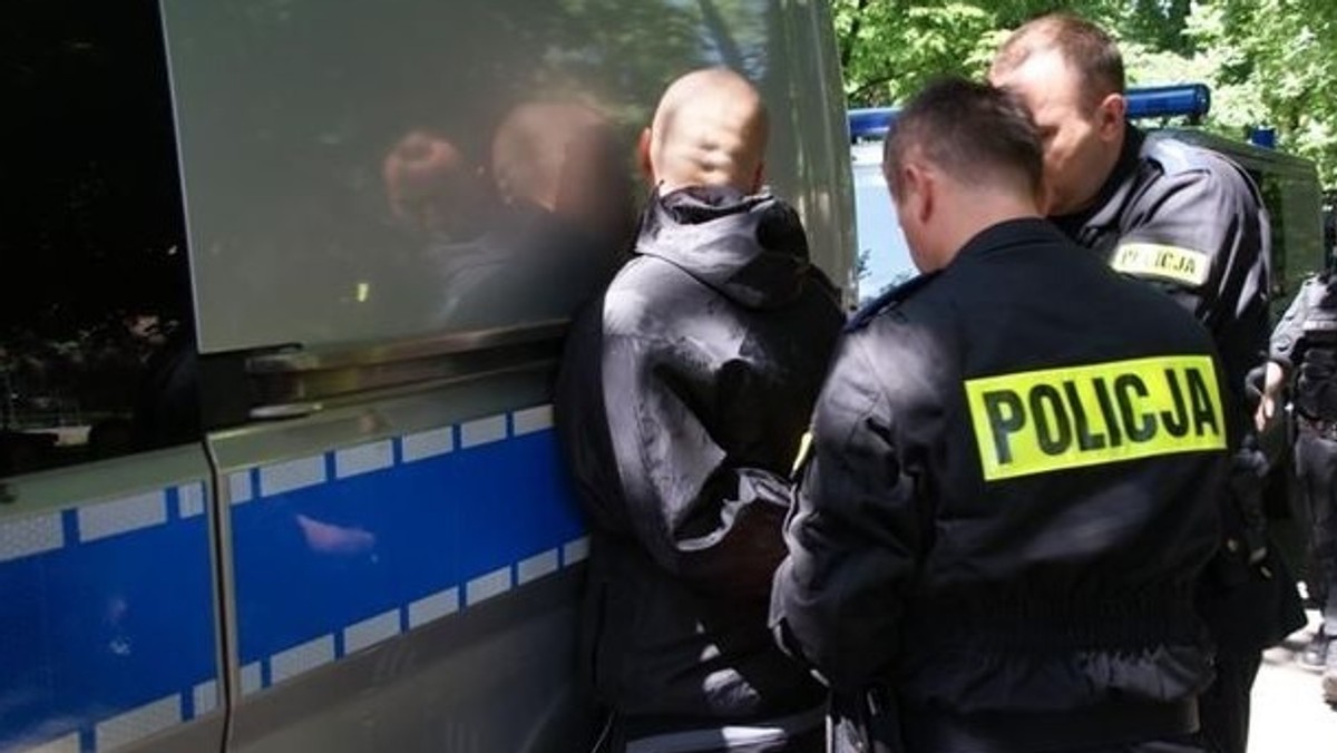 Prawie 30 tys. zł warte są podrobione towary zabezpieczone przez policjantów w punktach sprzedaży w nadmorskim Mielnie (zachodniopomorskie). Wprowadzającemu do obrotu odzież i perfumy z zastrzeżonymi i podrobionymi znakami towarowymi grozi kara do pięciu lat pozbawienia wolności.