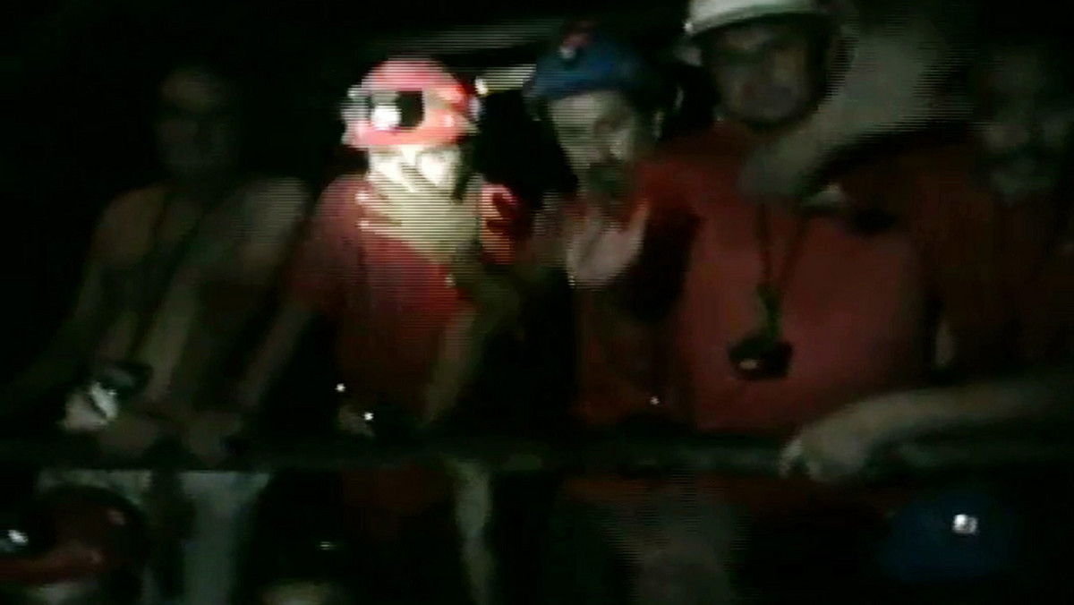 Trwa podziemny dramat 33 chilijskich górników uwięzionych na 700 metrów pod ziemią