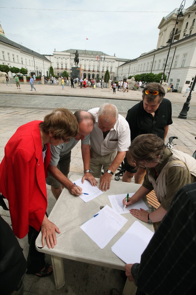 WARSZAWA KRZYŻ PRZED PAŁACEM PREZYDENCKIM USUNIĘCIE PODPISY