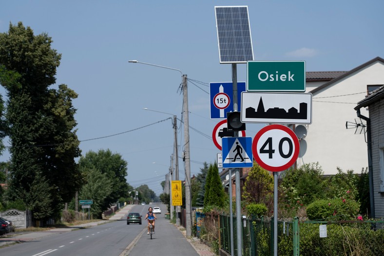 Wjeżdżamy do wsi Osiek, którą opisali dziennikarze sprzed 124 lat.