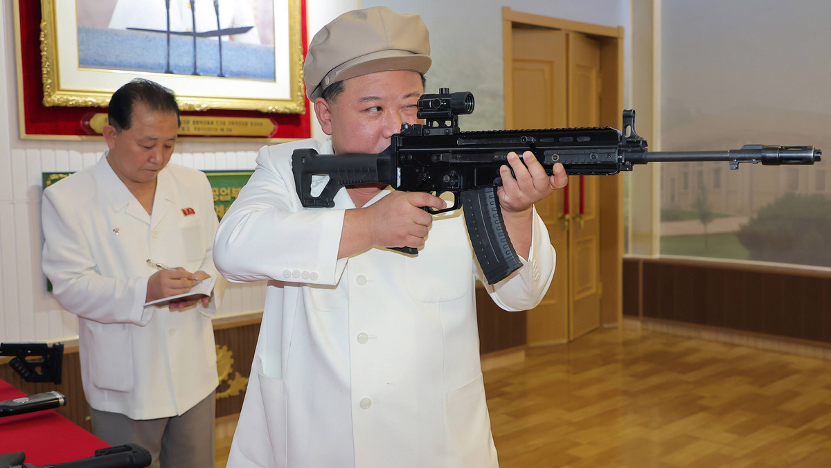 Kim Dzong Un miesza w armii. Dyktator mówi o "przygotowaniach wojennych" 