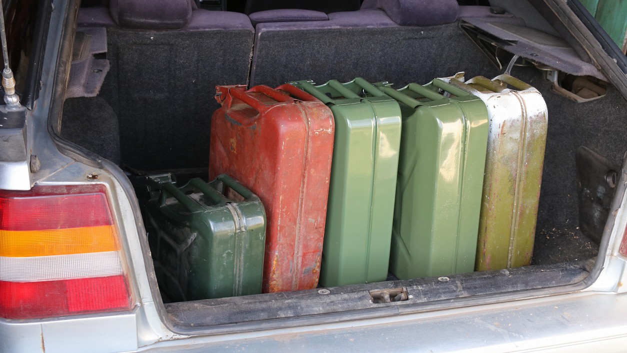 Benzín v kanistroch na Slovensku stráca svoje pôvodné vlastnosti už po troch mesiacoch kvôli obsahu biozložiek. Vodiči v SR by mali zásoby paliva pravidelne obmieňať, aby predišli poškodeniu motora. 