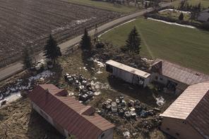 Gospodarstwo we wsi Szołajdy w województwie wielkopolskim, gdzie zeskładowano około 240 ton toksycznych chemikaliów w tysiąc litrowych pojemnikach. W promieniu wybuchu znajduje się 36 obejść.