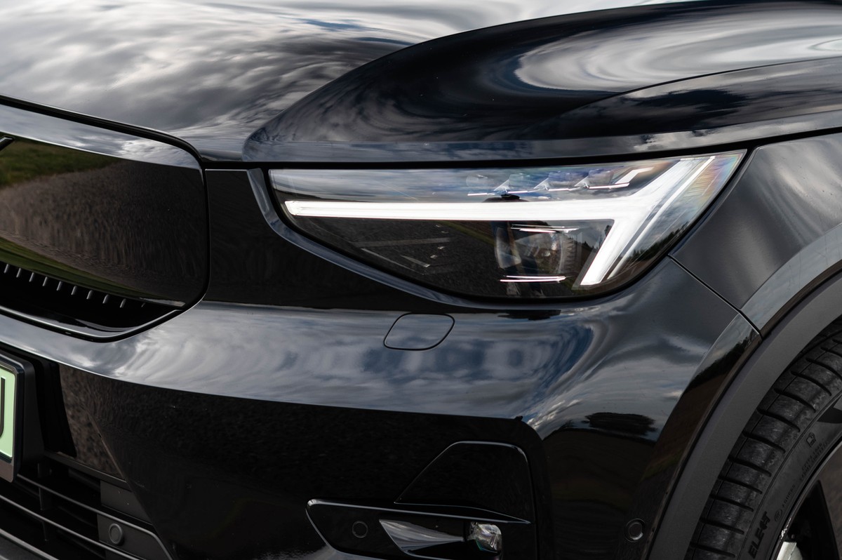 Volvo EX40 Performance Black Edition