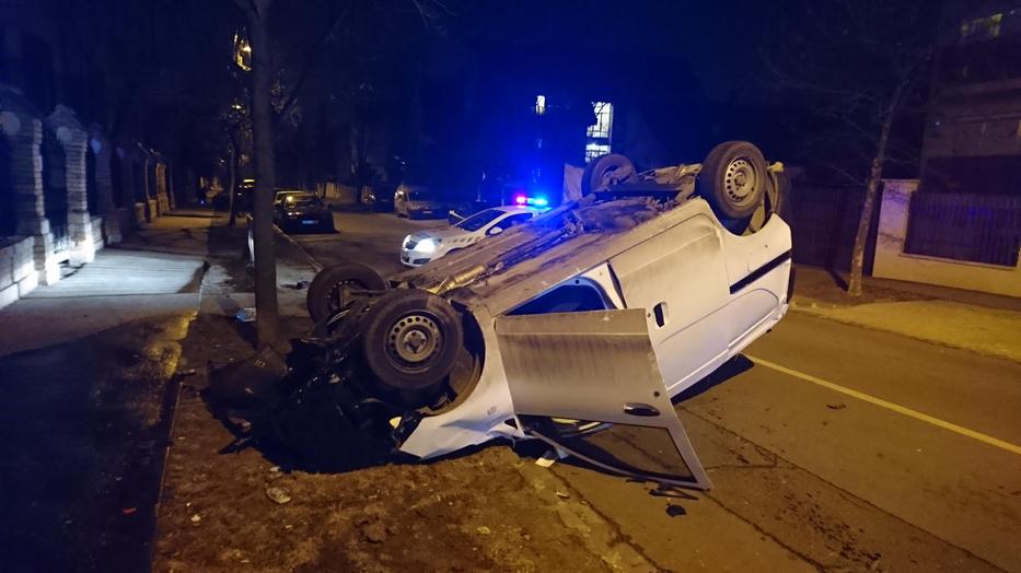 Az egyik autó a feje tetejére állt az ütközést követően / Fotó: Blikk