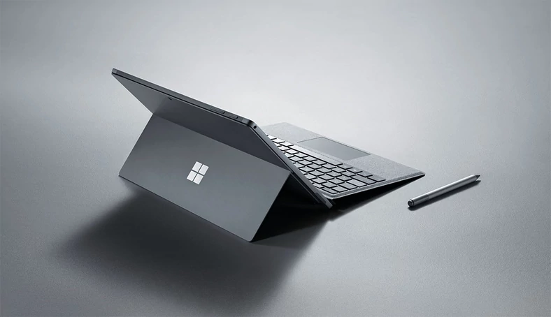 Praktyczny pomysł: z wbudowaną podstawką Surface Pro 6 można ustawić pod kątem także w trybie tabletu.