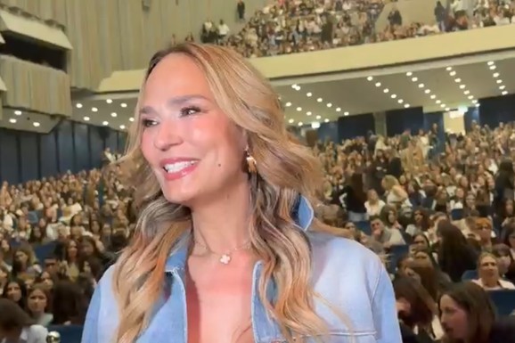 MARIJANA MATEUS POSLE DUGE PAUZE PRED KAMERAMA Došla na koncert Jakova Jozinovića, pa spomenula Cecu Ražnatović: "Idem gde je dobra energija" (VIDEO)