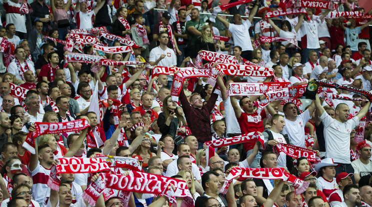 A lengyel szurkolók a magyarokkal hergelték a románokat / Fotó: AFP