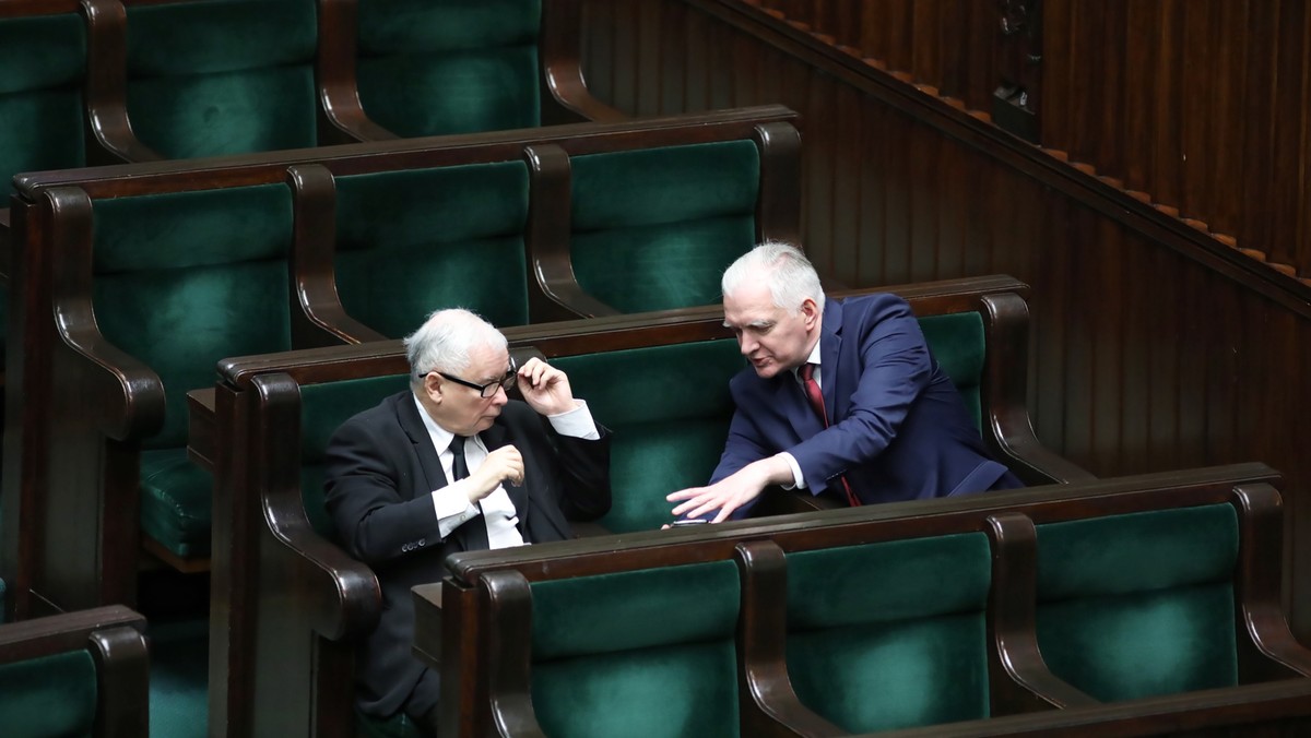 Prezes PiS Jarosław Kaczyński (L) i wicepremier, minister nauki i szkolnictwa wyższego Jarosław Gowin