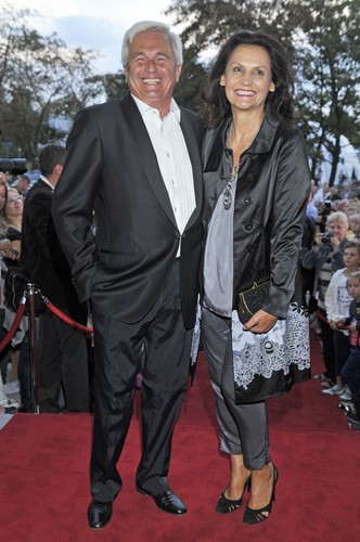 Małgorzata Pieczyńska i Gabriel Wróblewski na czerwonym dywanie przed Teatrem Muzycznym w Gdyni