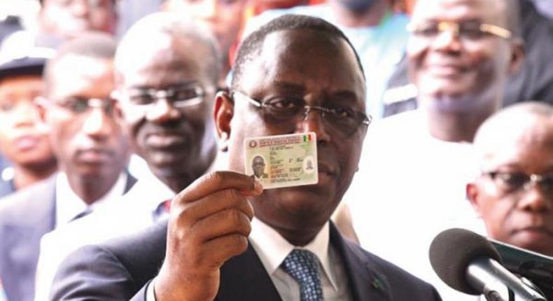 Le président Macky Sall brandit sa carte d'identité nationale