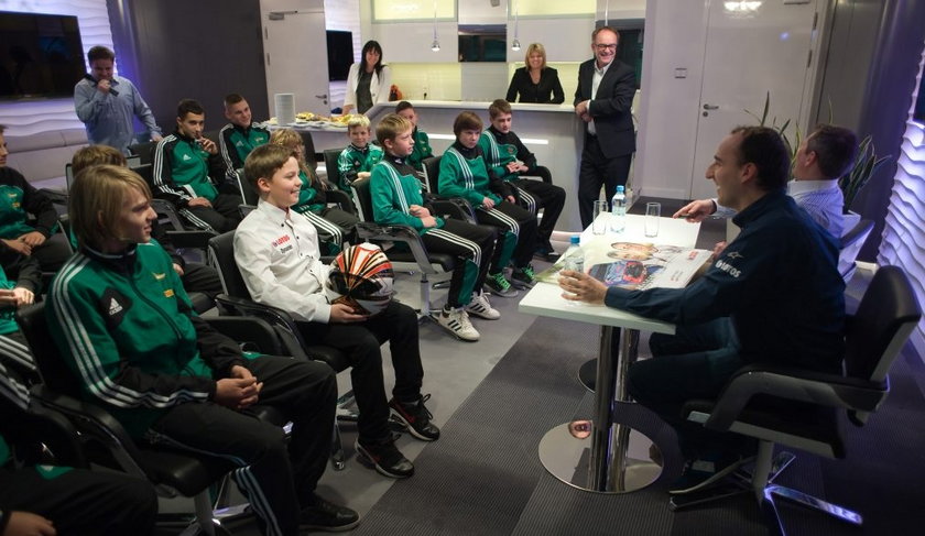 Robert Kubica spotkał się z młodymi piłkarzami