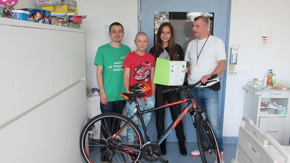 13-letni Krystian pragnął dostać rower KTM Life Road, który pozwoliłby dać upust całej energii zgromadzonej przez chłopca podczas hospitalizacji. Jego marzenie udało się spełnić we wrześniu dzięki FUNDACJI OSHEE ŻYJ WALCZ ZWYCIĘŻAJ!, która ufundowała Krystianowi jego wyśniony rower.