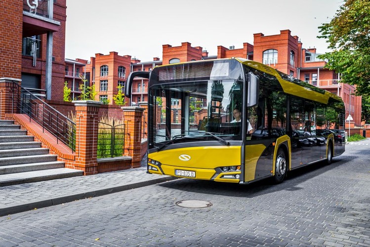Solaris sprzedał w 2016 r. 208 autobusów Urbino Hybrid dla przewoźnika SRWT, największego w Walonii. O wejście na ten rynek Solaris starał się od sześciu lat. Belgia ma dwóch prężnych producentów autobusów: Van Hool i VDL, dlatego możliwość powierzenia tak dużego kontraktu polskiemu producentowi wywołało opór opinii publicznej. <br><br>

Kontrakt przewiduje, że pierwsze dostawy zaczną się we wrześniu. Pojazd ma 12 metrów długości. Jest wyposażony w silnik spalinowy firmy Cummins i elektryczny BAE. To kolejny nowy rynek dla spółki, na czele której znów stanęła Solange Olszewska.