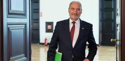 Macierewicz zaprasza na urodziny. Możesz pójść