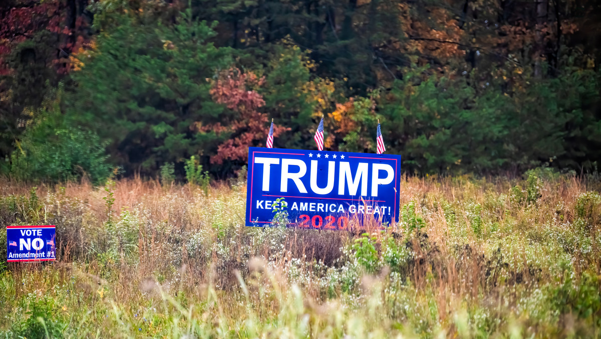 Przeprowadziła się na amerykańską prowincję. "F*** Biden!", rewolwer i biblia 