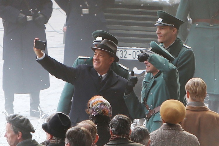 Tom Hanks robi sobie selfie na planie 'St.James Palace' w Berlinie