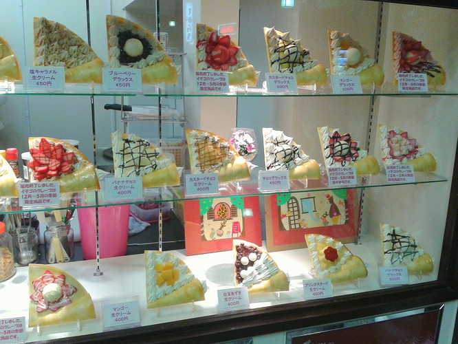 Kolejną cechą odróżniającą Japonię od Polski są witryny restauracji. Oprócz menu widzimy bowiem plastikowe modele serwowanych dań. Trzeba przyznać, że to duże ułatwienie dla turystów, nieznających japońskiego alfabetu i znacznie lepsze rozwiązanie od podretuszowanych fotografii. Na zdjęciu stoisko z naleśnikami na głównej ulicy Miyazaki.