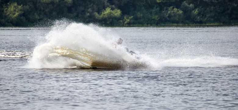 Wypadek nad Śniardwami. Mężczyzna wpadł do wody, skuter wpłynął na plażę pełną turystów