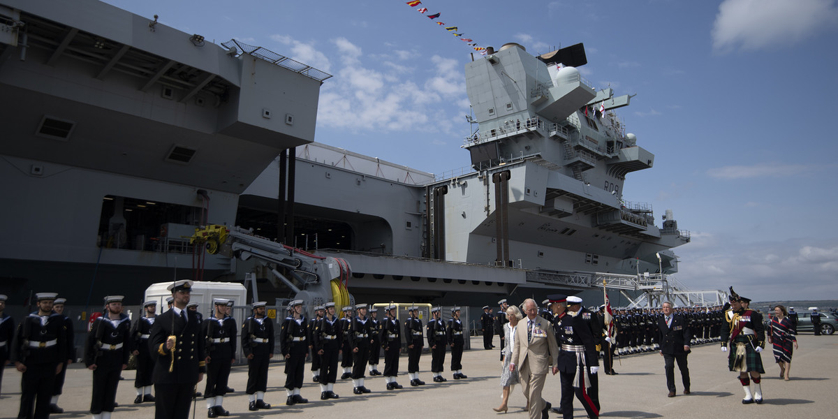 Książę Karol, książę Walii i Kamila, księżna Kornwalii odwiedzają HMS Queen Elizabeth, 20 lipca 2022 r. w Portsmouth w Anglii.