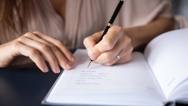 Błyskawiczny QUIZ ortograficzny. Podstępne związki frazeologiczne. Będzie łatwo się potknąć