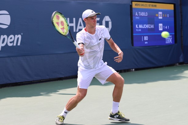 Kamil Majchrzak w pojedynku gry pojedynczej z reprezentantem Chile Alejandro Tabilo podczas 1. rundy wielkoszlemowego turnieju US Open