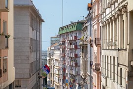 Ovo još nisam video da neko RADI NA TERASI, a viđao sam SODOMU I GOMORU: Kad sam komšiji pokazao šta to SMRDI I CURI odozgo, samo što se nije ispovraćao