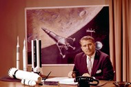 Wernher von Braun za swoim biurkiem. 