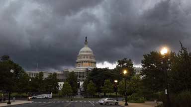 Czarne chmury nad USA. Milion ludzi bez prądu. Odwołano 1,5 tys. lotów