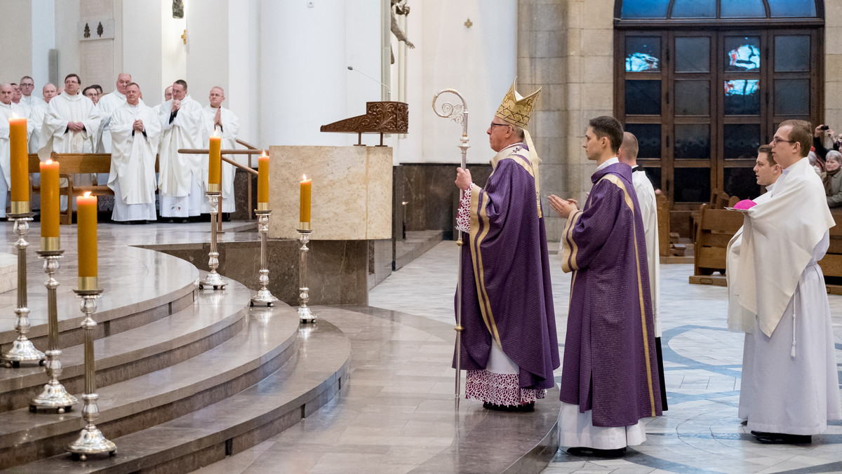 Jubileuszowej mszy św. w katedrze opolskiej przewodniczył metropolita, arcybiskup Wiktor Skworc. Wraz z nim w koncelebrze uczestniczyli ordynariusze: gliwicki - Jan Kopiec, opolski - Andrzej Czaja, emerytowany biskup gliwicki Jan Wieczorek oraz biskupi pomocniczy.