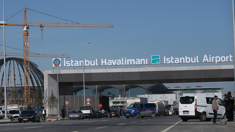 W Turcji otwarto dziś Istanbul Airport - nowe, największe w kraju lotnisko, które ma rywalizować z Dubajem i Katarem, stając się największym centrum przesiadkowym na świecie. "Erdogan ubiegł Polskę z megalotniskiem" - pisze dla "Rzeczpospolitej" Grzegorz Balawender.