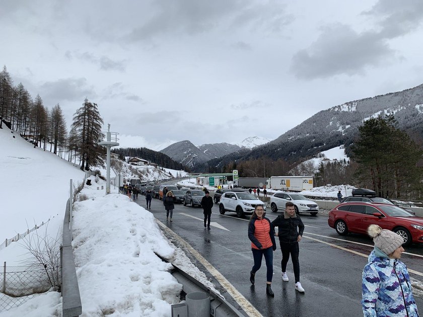 Koszmar w Alpach. Tysiące osób było uwięzionych na autostradzie ponad dobę!