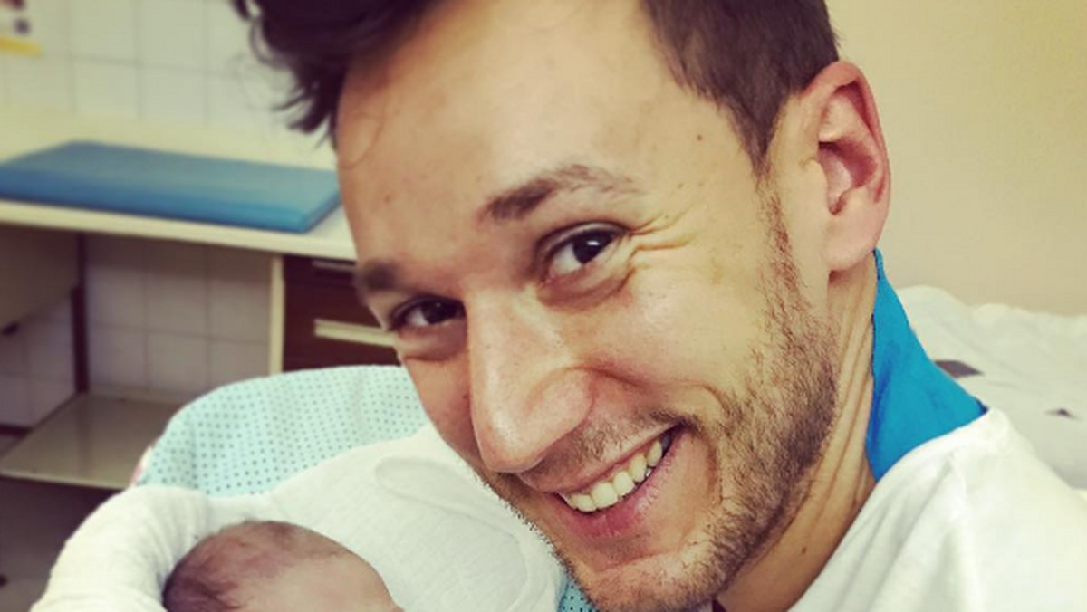 Jakub Świderski ("Klan") został ojcem. Aktor serialowy pochwalił się zdjęciami nowonarodzonego dziecka na Instagramie. Gwiazdor nie kryje szczęścia!