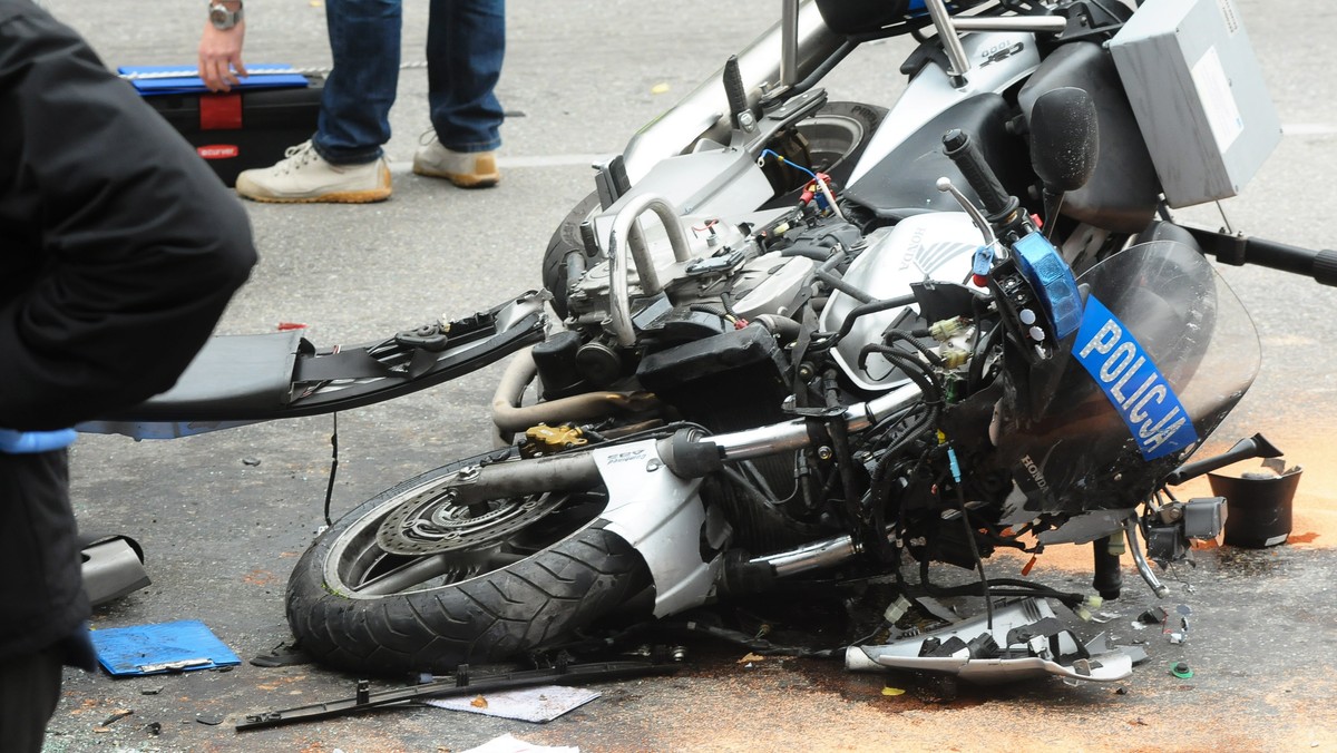 Policjant służby drogowej zginął w Lublinie. Motocykl, którym jechał, zderzył się z taksówką – poinformowała policja.