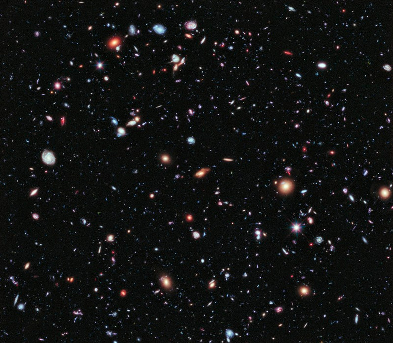 Ekstremalnie Głębokie Pole Hubble’a (XDF) to zdjęcie niewielkiego obszaru nieba w gwiazdozbiorze Pieca, utworzone na podstawie bazy danych z teleskopu Hubble'a z lat 2003 i 2004. Rejestracja słabego światła w ciągu wielu godzin obserwacji ujawniła tysiące galaktyk, zarówno bliskich, jak i bardzo odległych. Rozmiar XDF jest małym ułamkiem średnicy kątowej Księżyca w pełni 