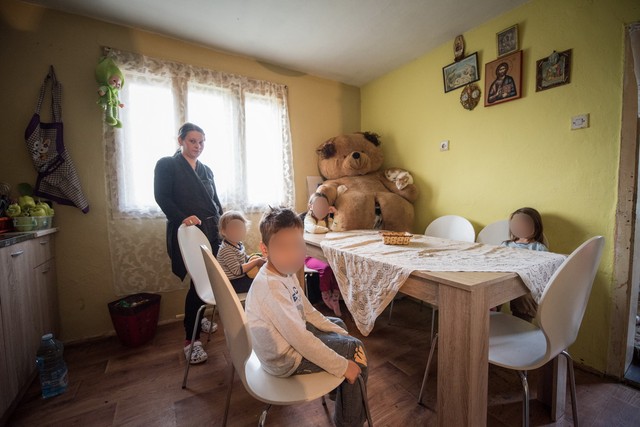 Jelena sama brine o četvoro mališana