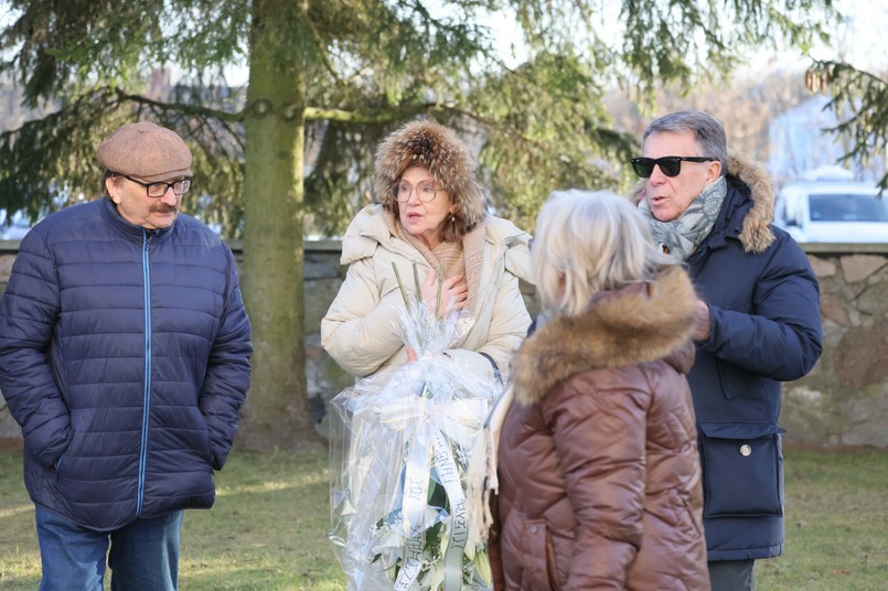 Pogrzeb Ryszarda Poznakowskiego, przyjechali jego przyjaciele, m.in. Anna Jurksztowicz i Wojciech Gąssowski