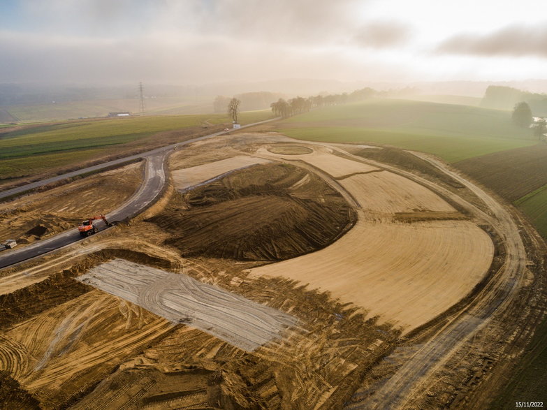 Budowa drogi ekspresowej S-1 - odcinek Dankowice - węzeł Suchy Potok - zdjęcia z drona - 15.11.2022 - autor: GDDKiA