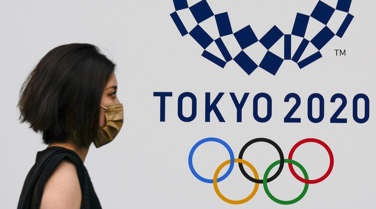 A nyitóképen: A 2020-as tokiói nyári olimpia hirdetőtáblája előtt megy egy védőmaszkos nő a japán fővárosban 2021. május 28-án. A japán kormány ugyanezen a napon három héttel meghosszabbította a koronavírus-járvány miatt elrendelt vészhelyzetet Tokióban, Oszakában és további hét prefektúrában június 20-ig. A koronavírus-járvány miatt 2020-ról 2021-re halasztott ötkarikás játékokat július 23. és augusztus 8. között rendezik. / Fotó: MTI/EPA/Majama Kimimasza