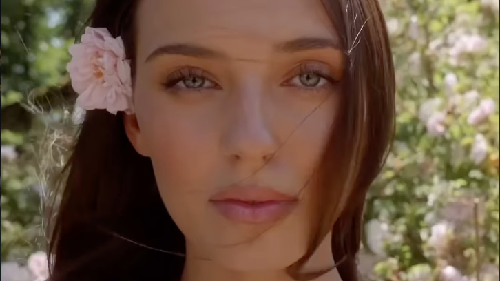 Speváčka Charlotte Gott predstavila svoju novú pieseň. 