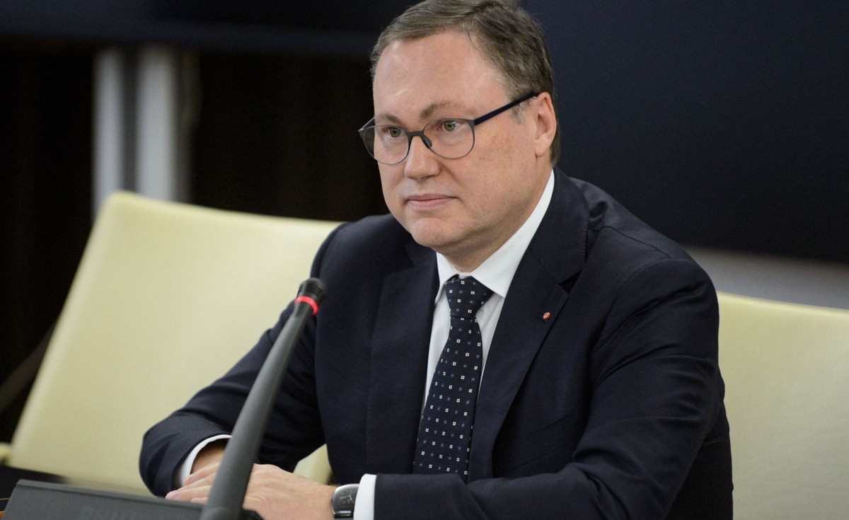 Przewodniczący komisji Grzegorz Bierecki podczas posiedzenia senackiej Komisji Budżetu i Finansów Publicznych