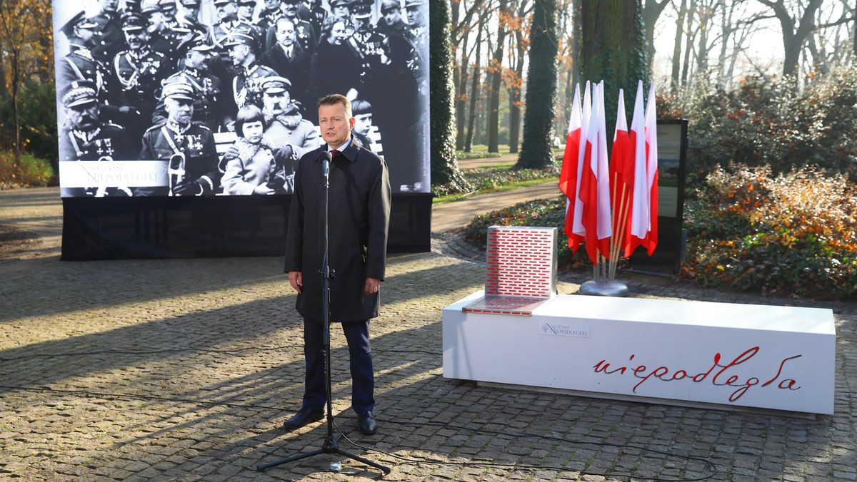 Szef MON Mariusz Błaszczak przy Ławce Niepodległości w listopadzie 2018 roku