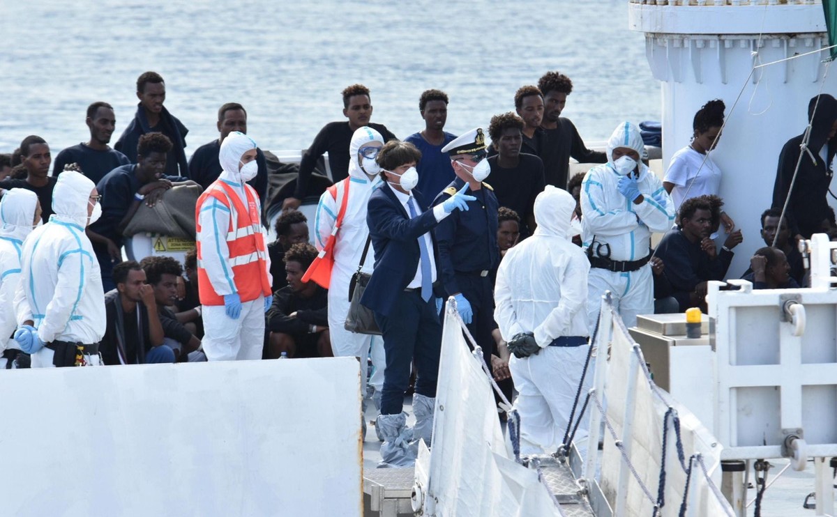 Statek z migrantami w sycylijskim porcie